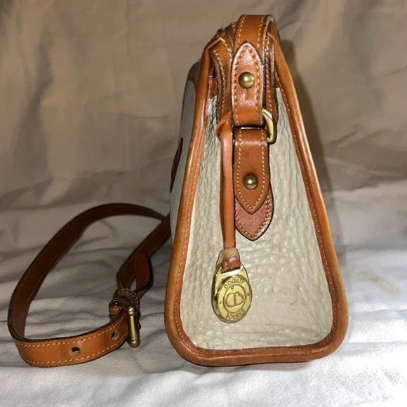 Vintage, Dooney and Bourke Handbag, Crossbody Style, All Weather leather - Picture 4 of 10